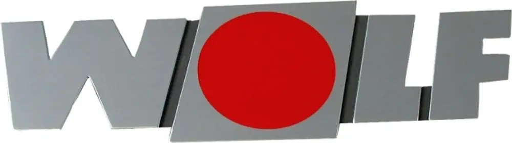 Silbernes Firmenschild mit rotem Kreis und dem Schriftzug "WOLF" in eleganter, moderner Schrift. Die Buchstaben sind in unterschiedlichen Höhen angeordnet.